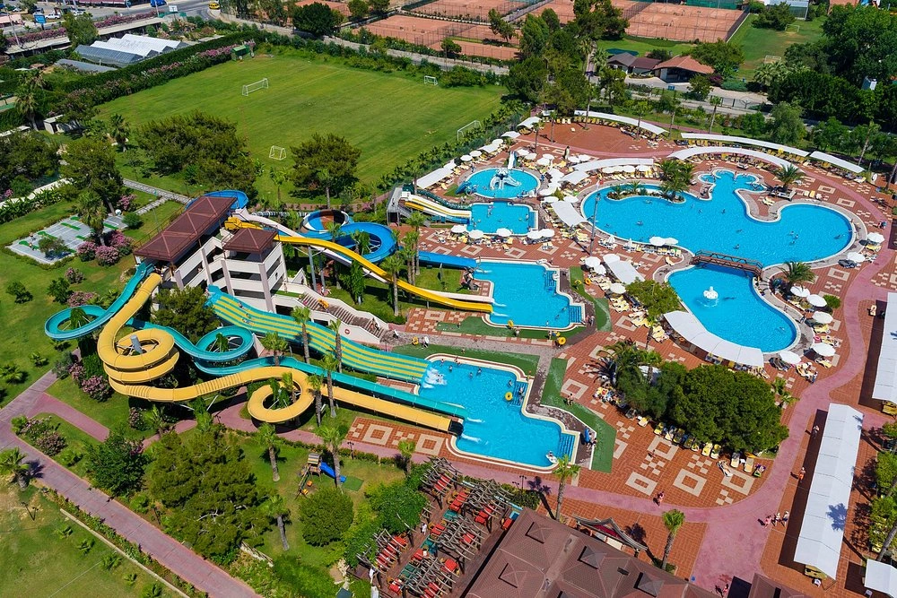 Las Piramides Resort