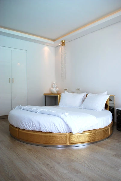 Diamond Deluxe Hotel
