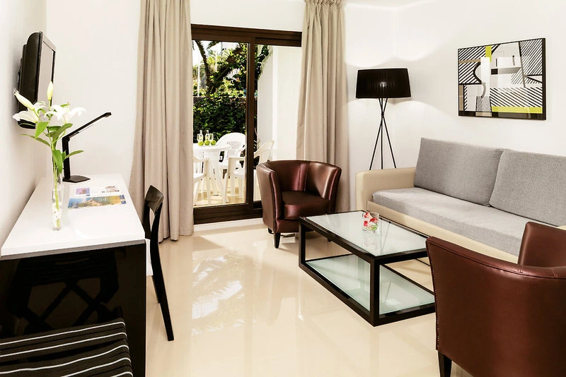 H10 White Suites