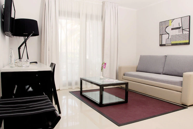 H10 White Suites
