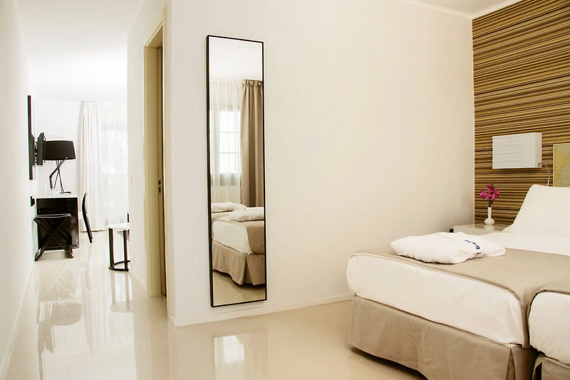 H10 White Suites