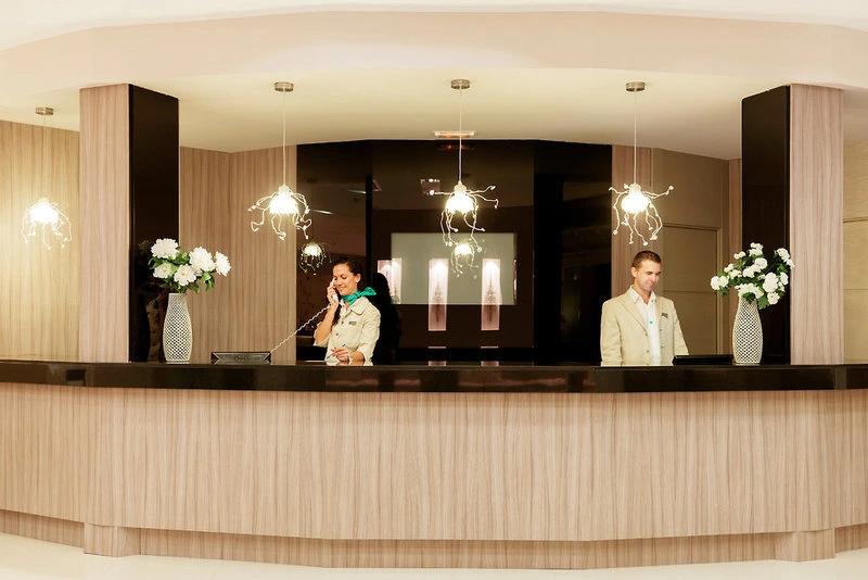 H10 White Suites