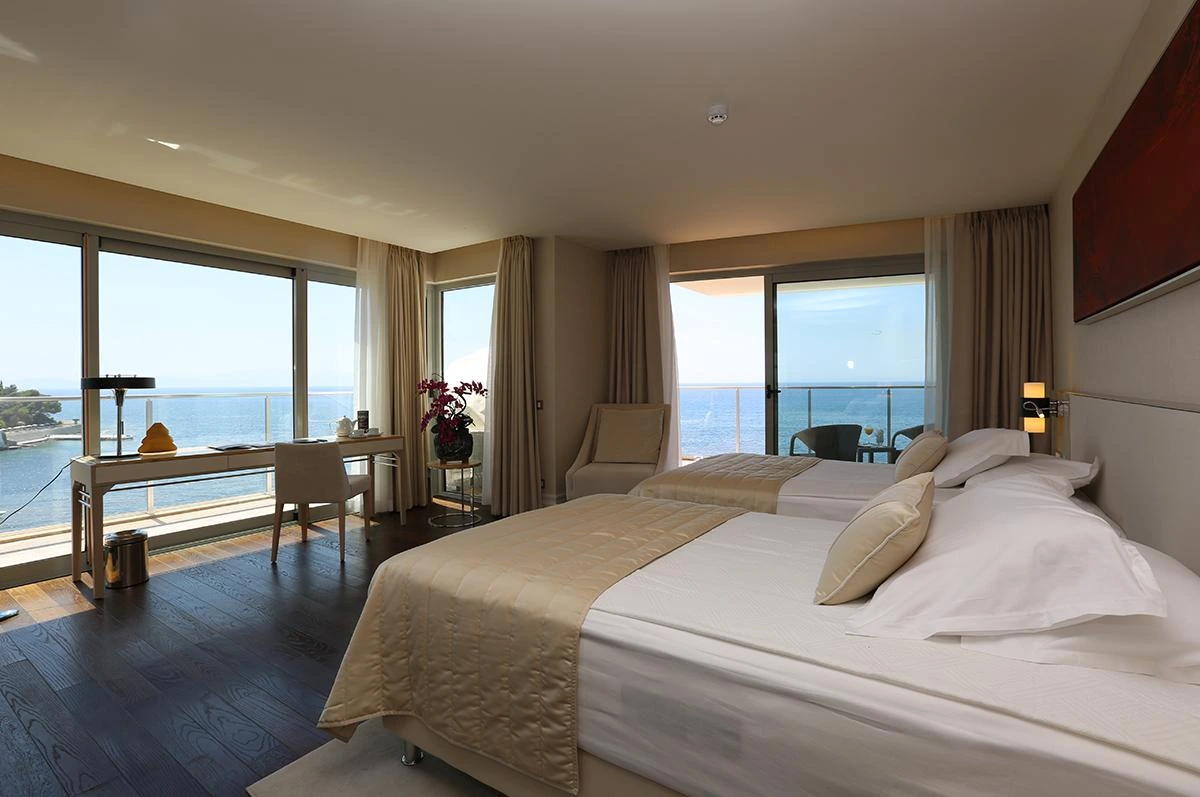 Charisma De Luxe Hotel